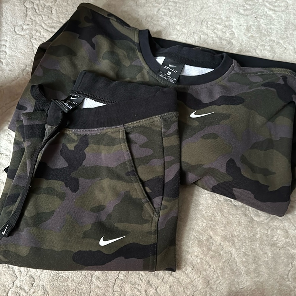 Nike camouflage set- size xs